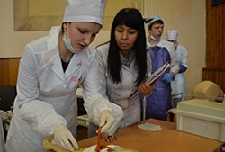 Конкурс профессионального мастерства май 2016 год, на фото преподаватель учебной дисциплины «Сестринское дело» Ашурко И.М. с учащимися