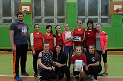 Команда учащихся колледжа, победитель соревнований по баскетболу, с преподавателями Кованевым А.Н., Мирной С.С.